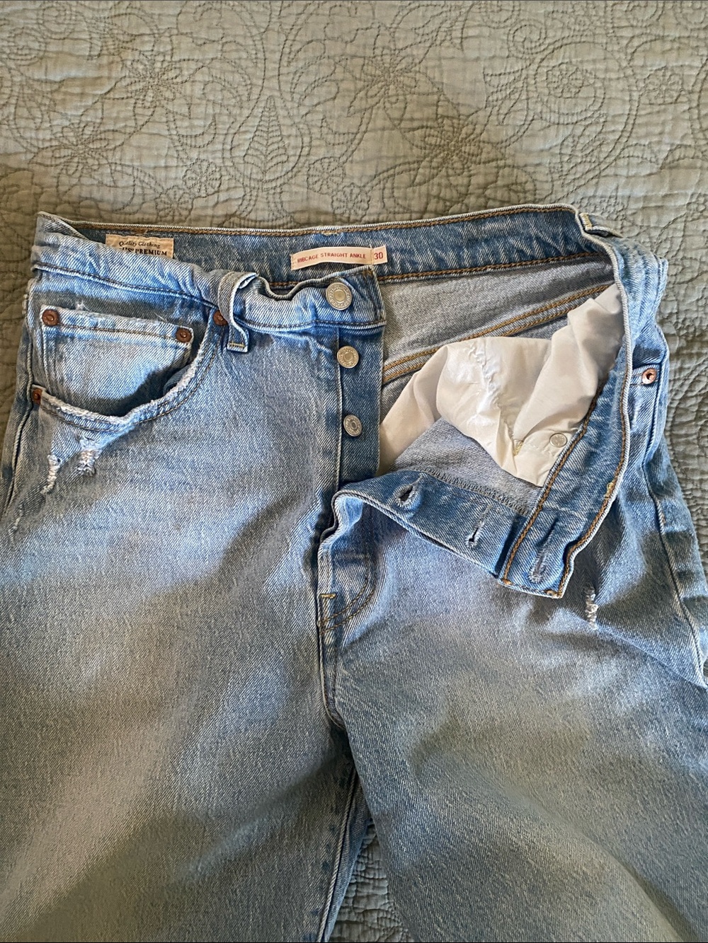 Levi’s Ribcage Straight Ankle Distressed Jeans - Picture 3 of 5